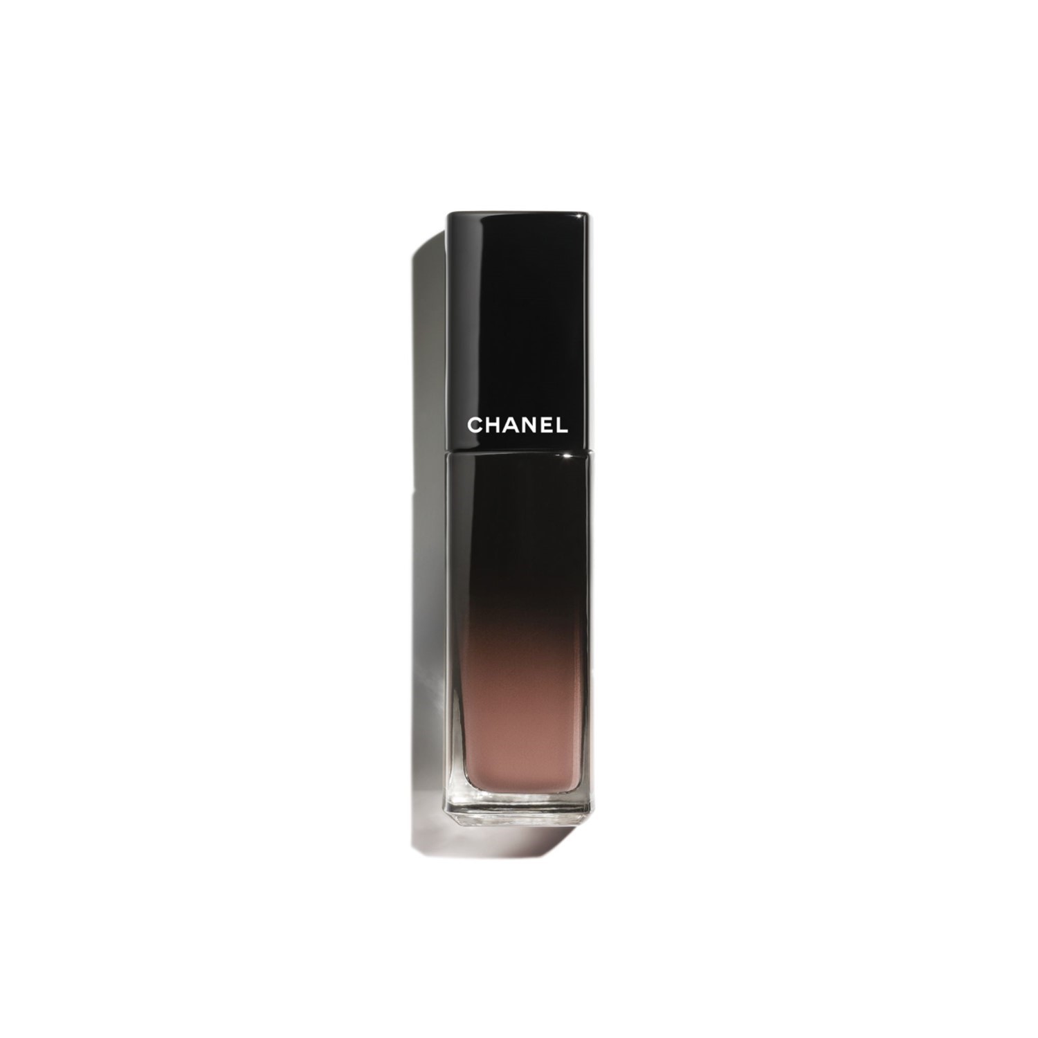 LA BARRA DE LABIOS LÍQUIDA BRILLANTE DE LARGA DURACIÓN